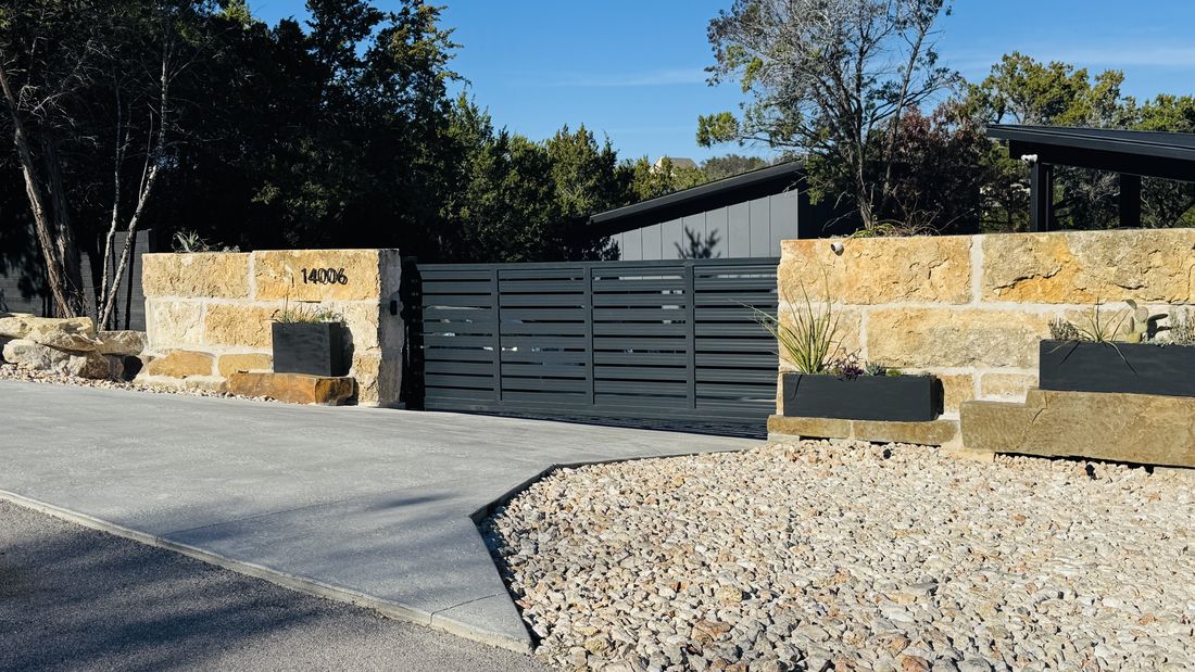 Horizontal-slat driveway gate